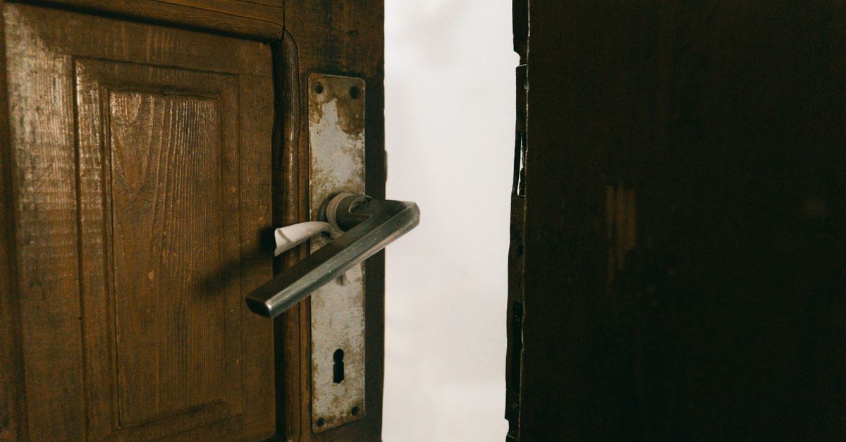 Door Knob Lock vs. Deadbolt: Which Secures Your Door? — Costa Mesa Locksmith